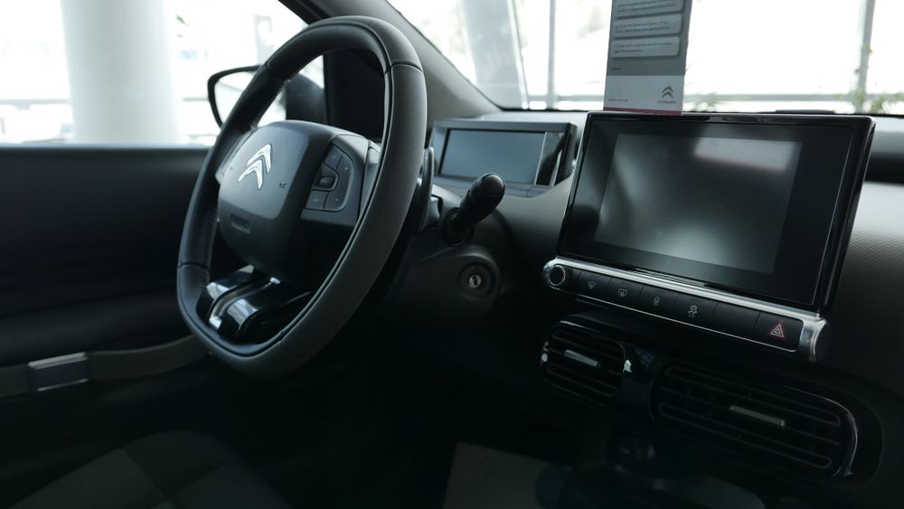 Стандартный разъем OBD-II под панелью приборов возле ног водителя в Li Auto