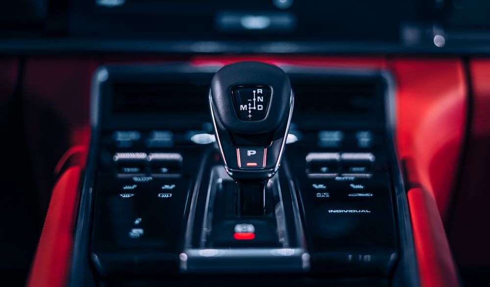 Идентификационная табличка Honda Fit Hybrid с кодом кузова, а также отдельно показанные вариаторы CVT для GP1/GP4 и трансмиссия 7DCT для GP5