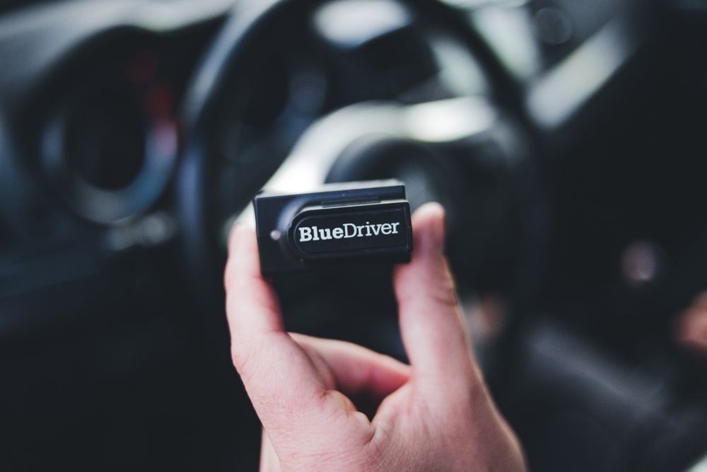Ноутбук с открытой JLR SDD, подключенный через USB к MongoosePro, и автомобиль с зажиганием в положении II
