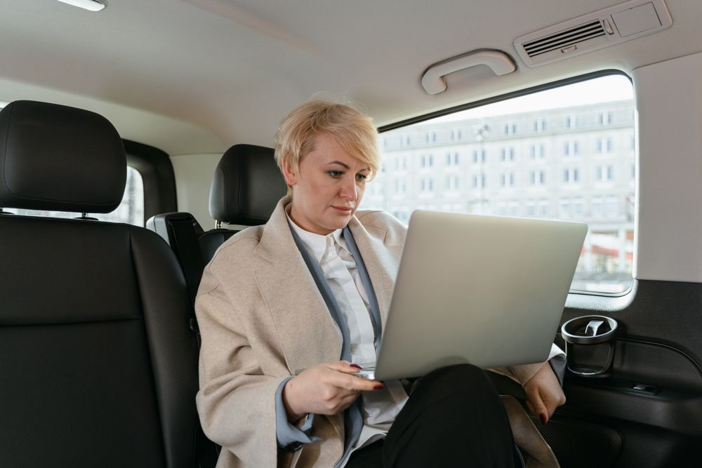 Фото адаптера N3Line, подключенного к ноутбуку с открытым Nissan Consult III Plus